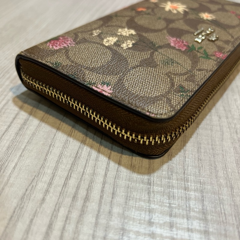 【COACH】花朵X卡其PVC滿版LOGO酒紅手提帶拉鍊式長夾-1