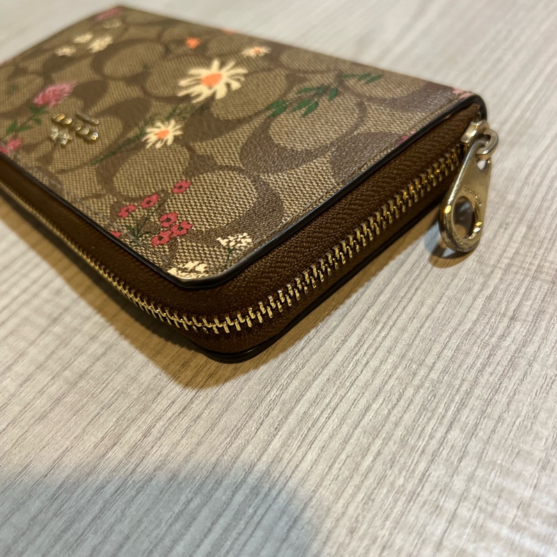 【COACH】花朵X卡其PVC滿版LOGO酒紅手提帶拉鍊式長夾-7