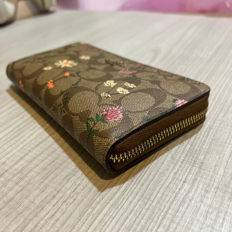 【COACH】花朵X卡其PVC滿版LOGO酒紅手提帶拉鍊式長夾-9