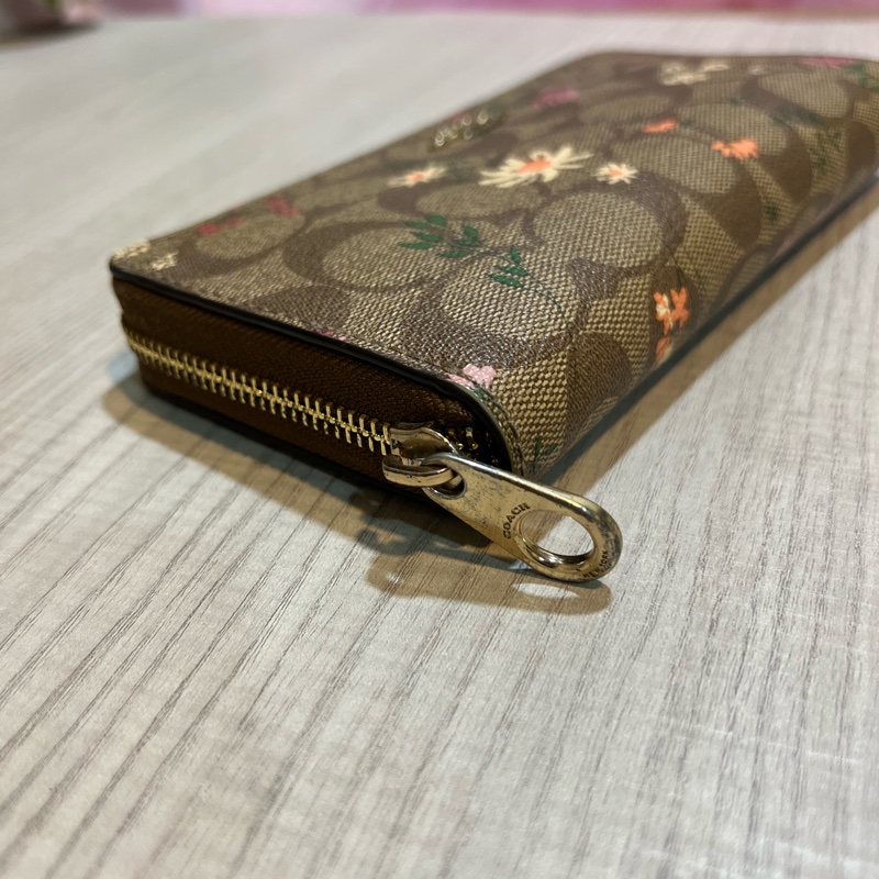 【COACH】花朵X卡其PVC滿版LOGO酒紅手提帶拉鍊式長夾-10