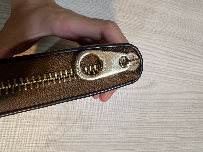 【COACH】花朵X卡其PVC滿版LOGO酒紅手提帶拉鍊式長夾-12