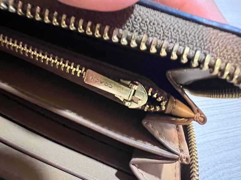 【COACH】花朵X卡其PVC滿版LOGO酒紅手提帶拉鍊式長夾-13