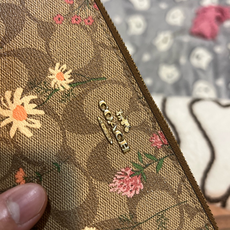 【COACH】花朵X卡其PVC滿版LOGO酒紅手提帶拉鍊式長夾-18