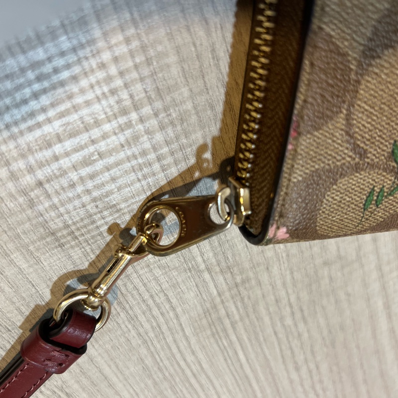 【COACH】花朵X卡其PVC滿版LOGO酒紅手提帶拉鍊式長夾-19