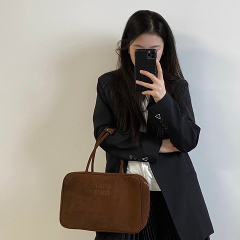 MIUMIU 深棕色金扣麂皮保齡球包34*23*10 98新配件塵袋