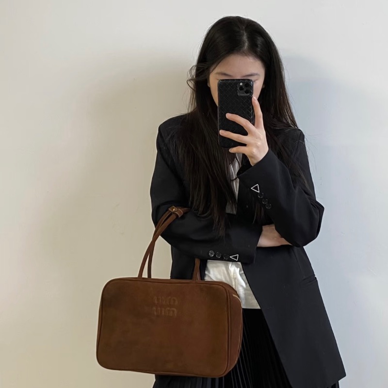 MIUMIU 深棕色金扣麂皮保齡球包34*23*10 98新配件塵袋-0