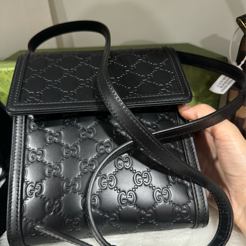 Gucci 牛皮G壓紋斜背包-1