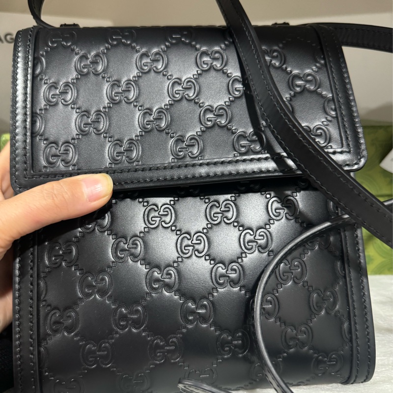 Gucci 牛皮G壓紋斜背包-2