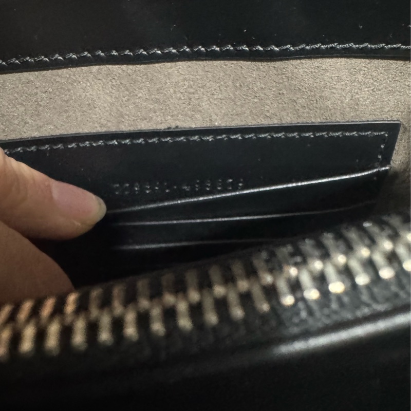Gucci 牛皮G壓紋斜背包-4