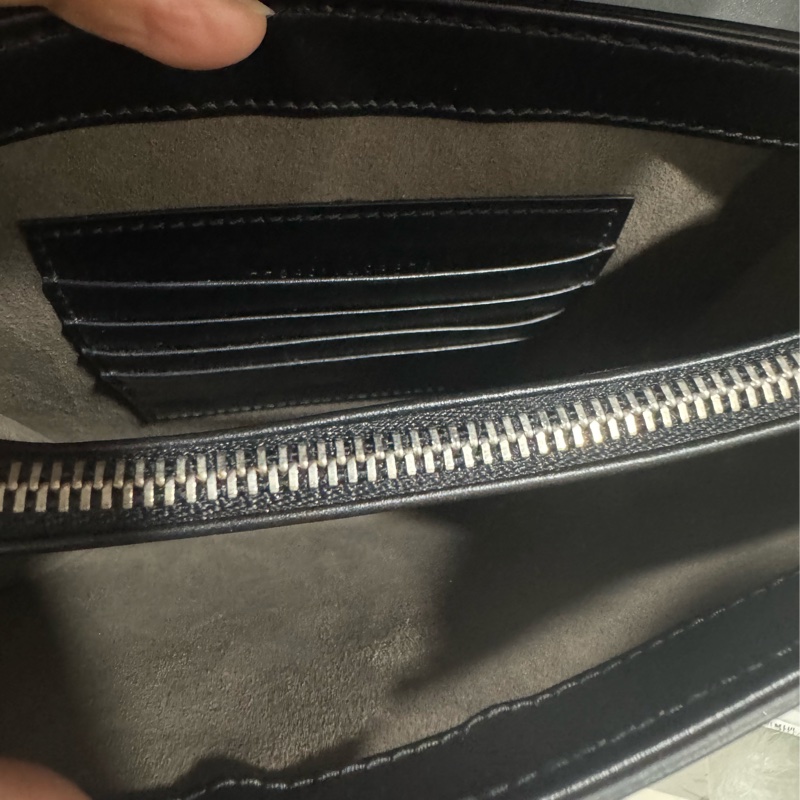 Gucci 牛皮G壓紋斜背包-5