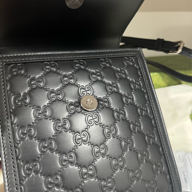 Gucci 牛皮G壓紋斜背包-8