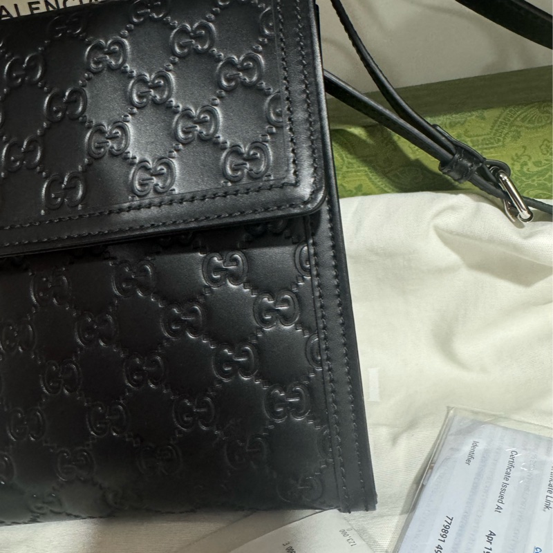 Gucci 牛皮G壓紋斜背包-9