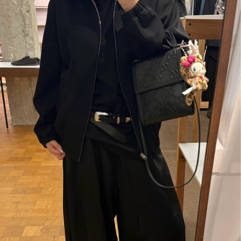 Gucci 牛皮G壓紋斜背包-10