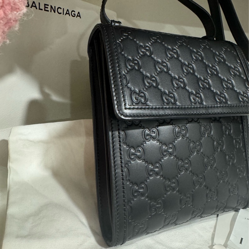 Gucci 牛皮G壓紋斜背包-13