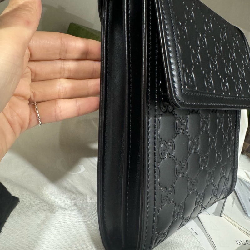 Gucci 牛皮G壓紋斜背包-16