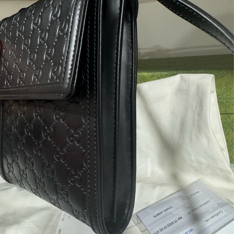 Gucci 牛皮G壓紋斜背包-17