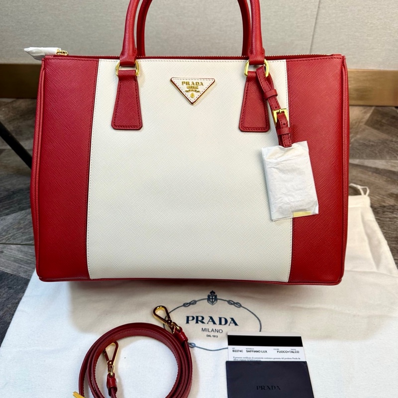 閒置新未使用Prada 普拉達 限量款經典三角標 十字紋牛皮 殺手包 手提單肩斜挎包 中號 品牌經典之作 大火的包包 小仙女色 專櫃漲價 女款 紅白拼色 尺寸:34*14*24cm 附件:塵袋 肩帶。-0