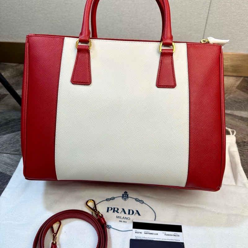 閒置新未使用Prada 普拉達 限量款經典三角標 十字紋牛皮 殺手包 手提單肩斜挎包 中號 品牌經典之作 大火的包包 小仙女色 專櫃漲價 女款 紅白拼色 尺寸:34*14*24cm 附件:塵袋 肩帶。-1