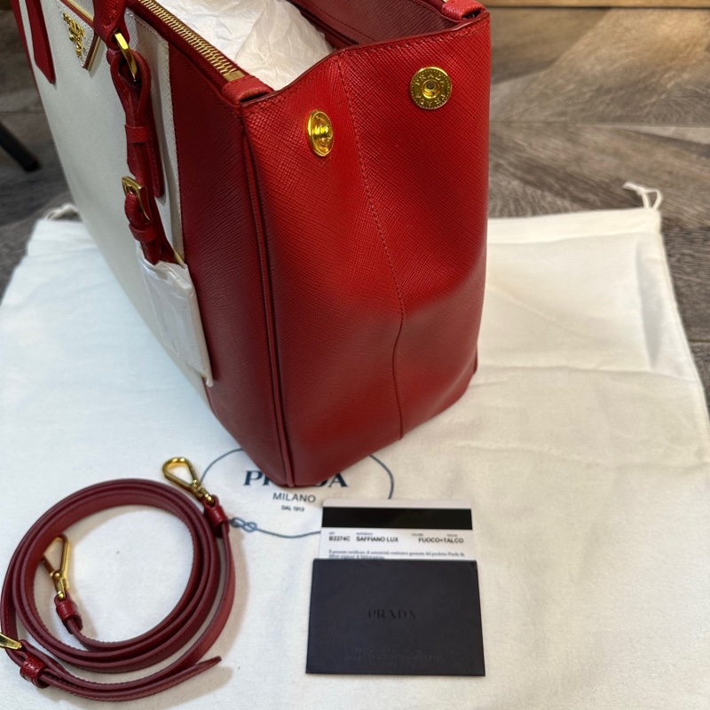 閒置新未使用Prada 普拉達 限量款經典三角標 十字紋牛皮 殺手包 手提單肩斜挎包 中號 品牌經典之作 大火的包包 小仙女色 專櫃漲價 女款 紅白拼色 尺寸:34*14*24cm 附件:塵袋 肩帶。-2