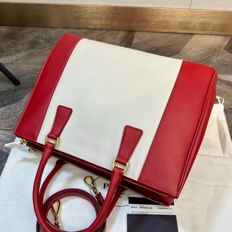 閒置新未使用Prada 普拉達 限量款經典三角標 十字紋牛皮 殺手包 手提單肩斜挎包 中號 品牌經典之作 大火的包包 小仙女色 專櫃漲價 女款 紅白拼色 尺寸:34*14*24cm 附件:塵袋 肩帶。-4