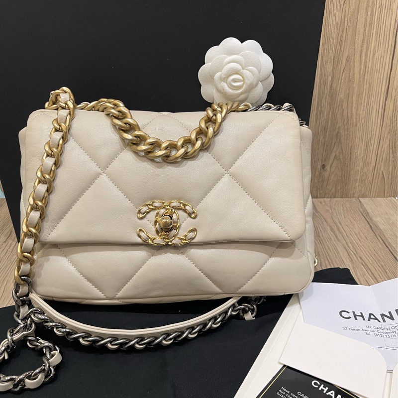四折優惠價❗️香奈兒經典19Bag米白色(配件齊全）-0