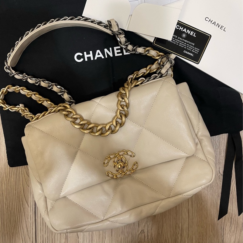 四折優惠價❗️香奈兒經典19Bag米白色(配件齊全）-1
