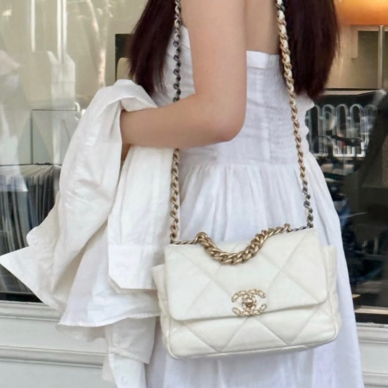 四折優惠價❗️香奈兒經典19Bag米白色(配件齊全）-4