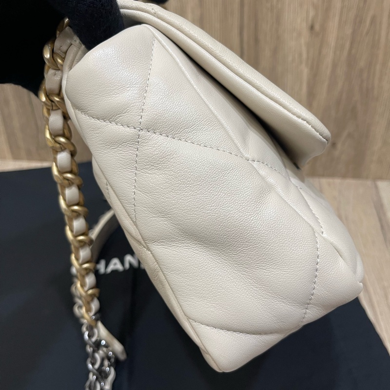 四折優惠價❗️香奈兒經典19Bag米白色(配件齊全）-7