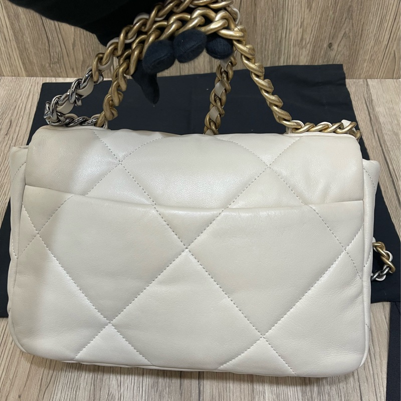 四折優惠價❗️香奈兒經典19Bag米白色(配件齊全）-15
