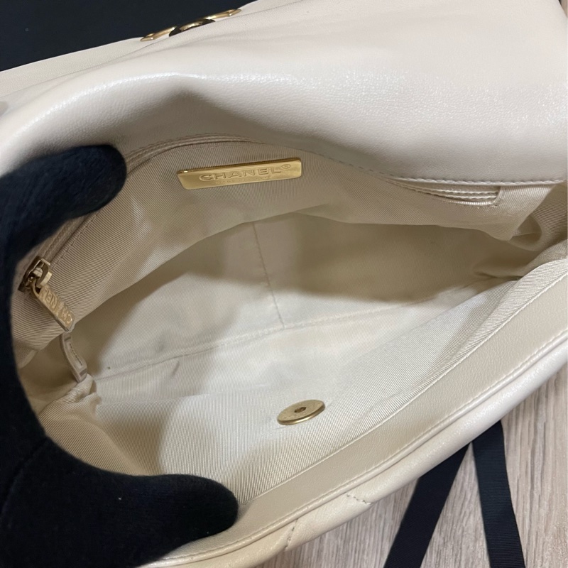 四折優惠價❗️香奈兒經典19Bag米白色(配件齊全）-16