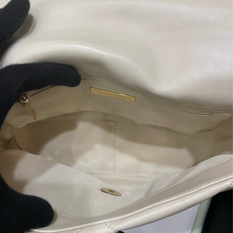 四折優惠價❗️香奈兒經典19Bag米白色(配件齊全）-17