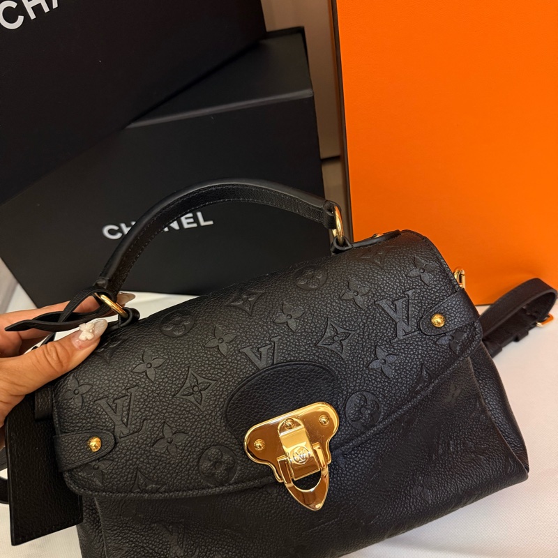 LV黑金壓紋手提郵差包-1