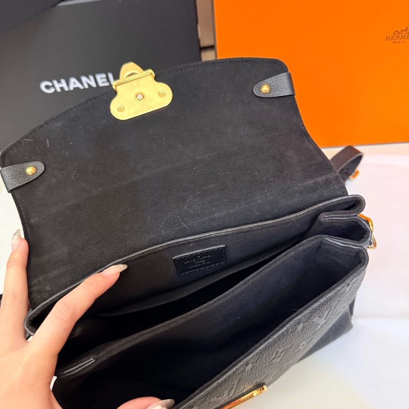 LV黑金壓紋手提郵差包-2