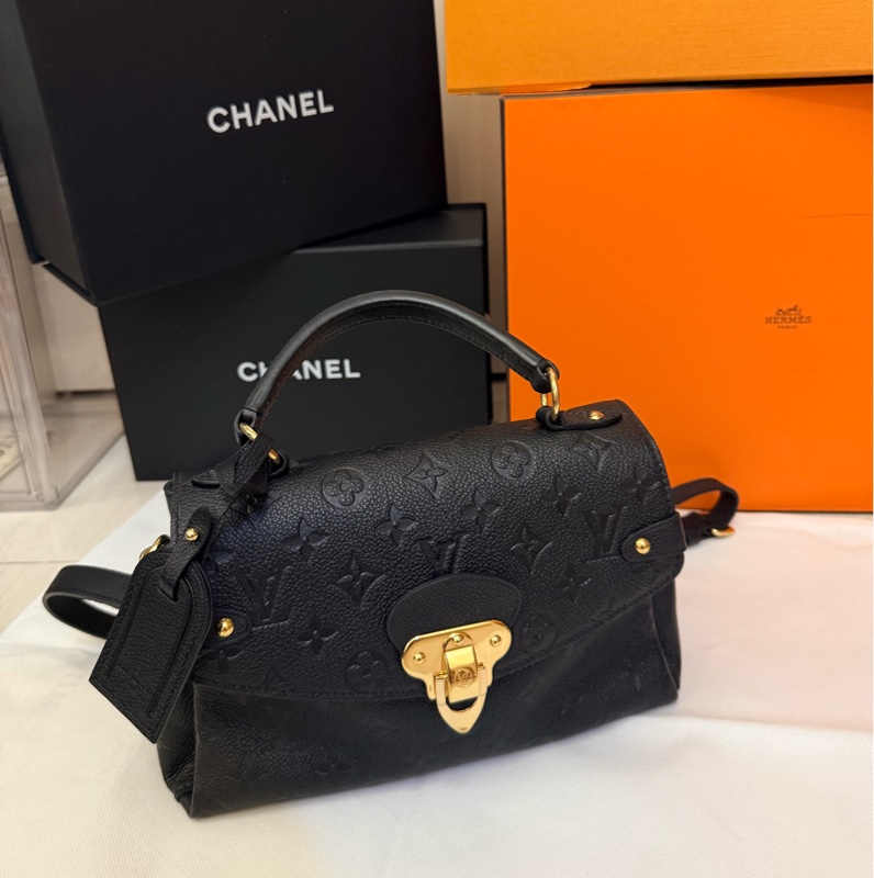 LV黑金壓紋手提郵差包-4