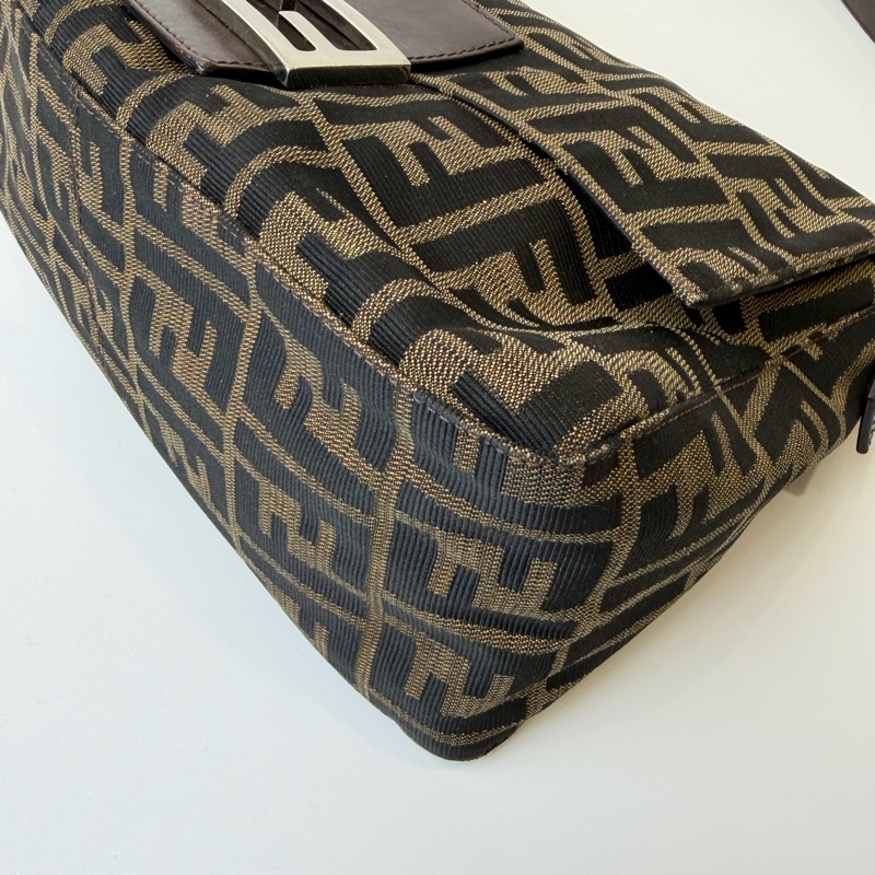 FENDI老花銀扣單肩包-14