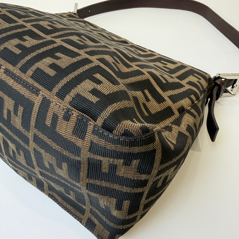 FENDI老花銀扣單肩包-16