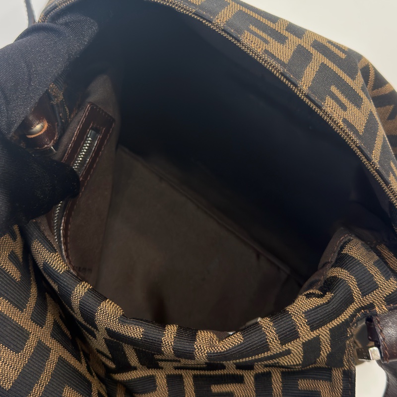 FENDI老花銀扣單肩包-17