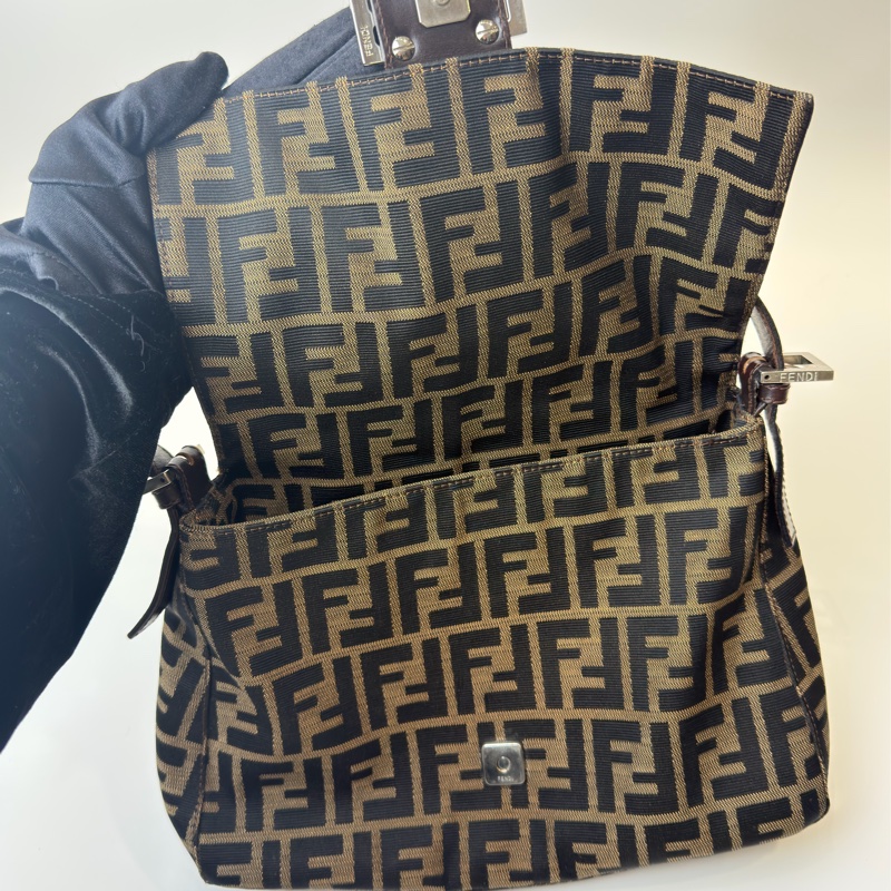 FENDI老花銀扣單肩包-21