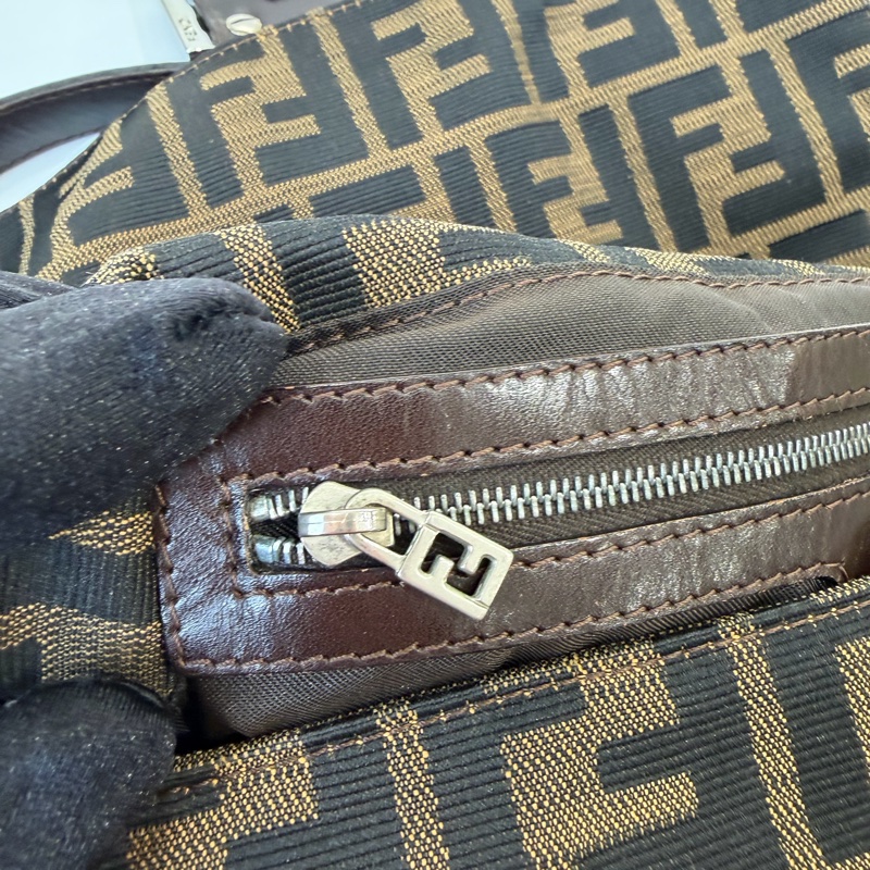 FENDI老花銀扣單肩包-22