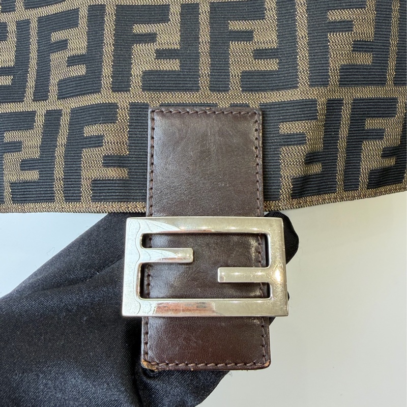 FENDI老花銀扣單肩包-23