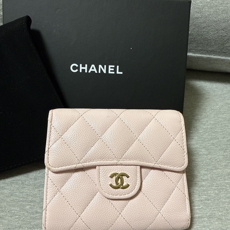 Chanel 裸粉色金釦荔枝皮短夾-0
