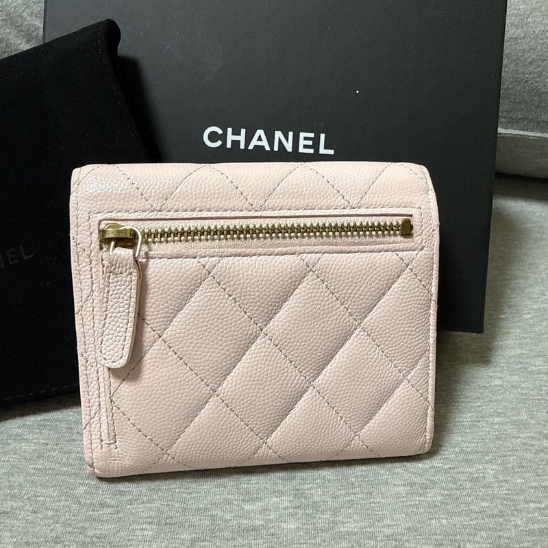 Chanel 裸粉色金釦荔枝皮短夾-1