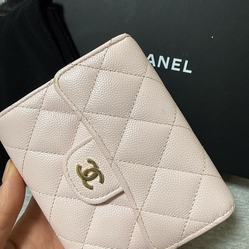 Chanel 裸粉色金釦荔枝皮短夾-2