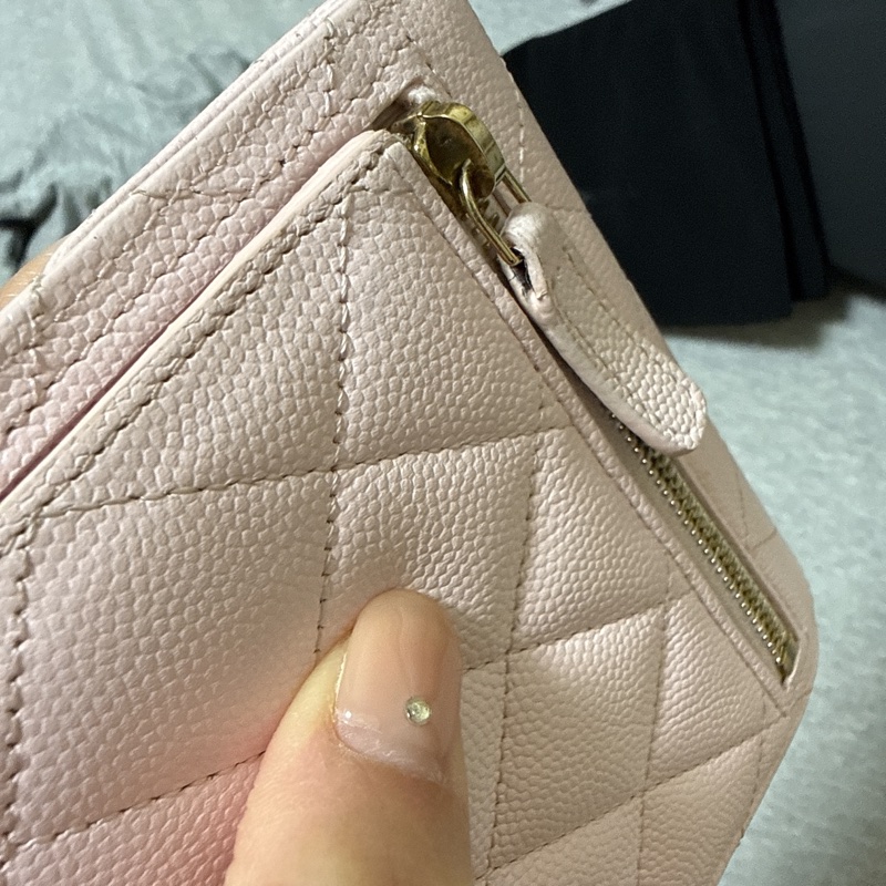 Chanel 裸粉色金釦荔枝皮短夾-10