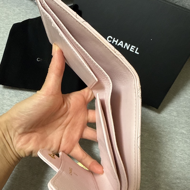 Chanel 裸粉色金釦荔枝皮短夾-12