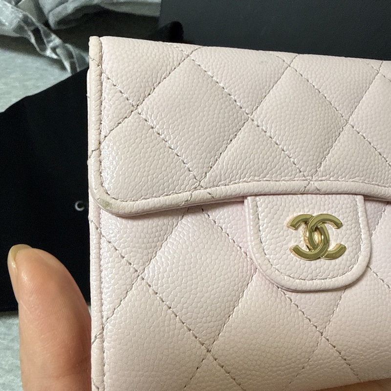 Chanel 裸粉色金釦荔枝皮短夾-13
