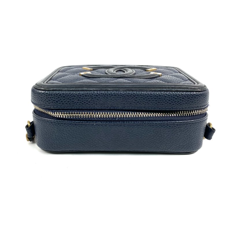 △ Chanel 香奈兒 Navy Caviar Skin Gold Tone Metal Filigree Mini Chain Vanity Case No.26 深藍色粒紋小牛皮金色金鎖鏈化妝箱No.26 - 267001936-6