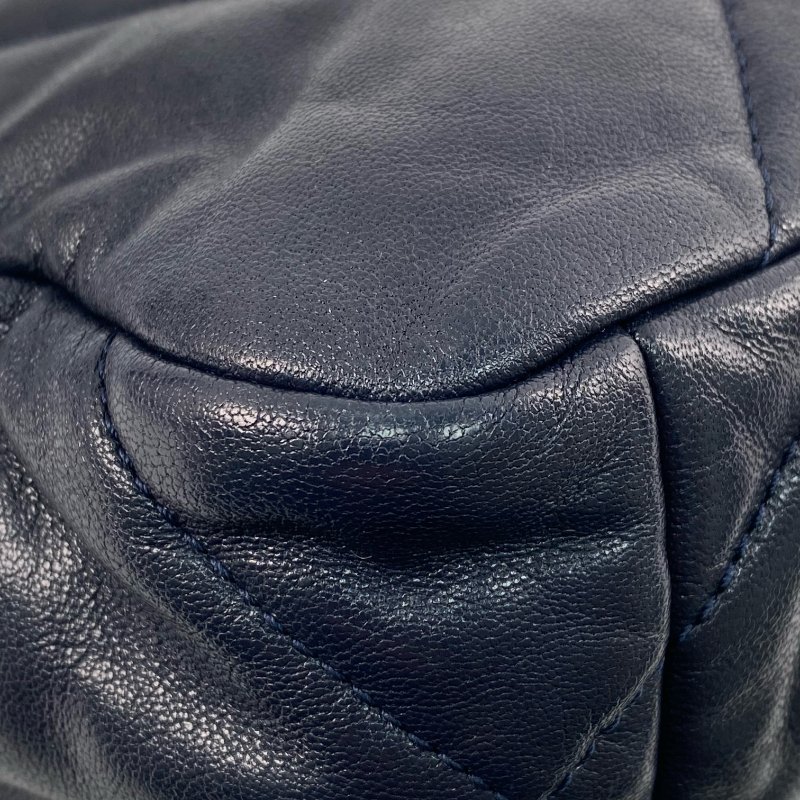 △ Chanel 香奈兒 19 Bag Navy Shiny Lambskin Silver And Gold Tone Metal, Ruthenium-Finish Metal Chain Shoulder Bag No.29 AS1160 深藍色亮面小羊皮銀色和金色金屬,鍍釕金屬鎖鏈肩背袋No.29 - 267002024-11