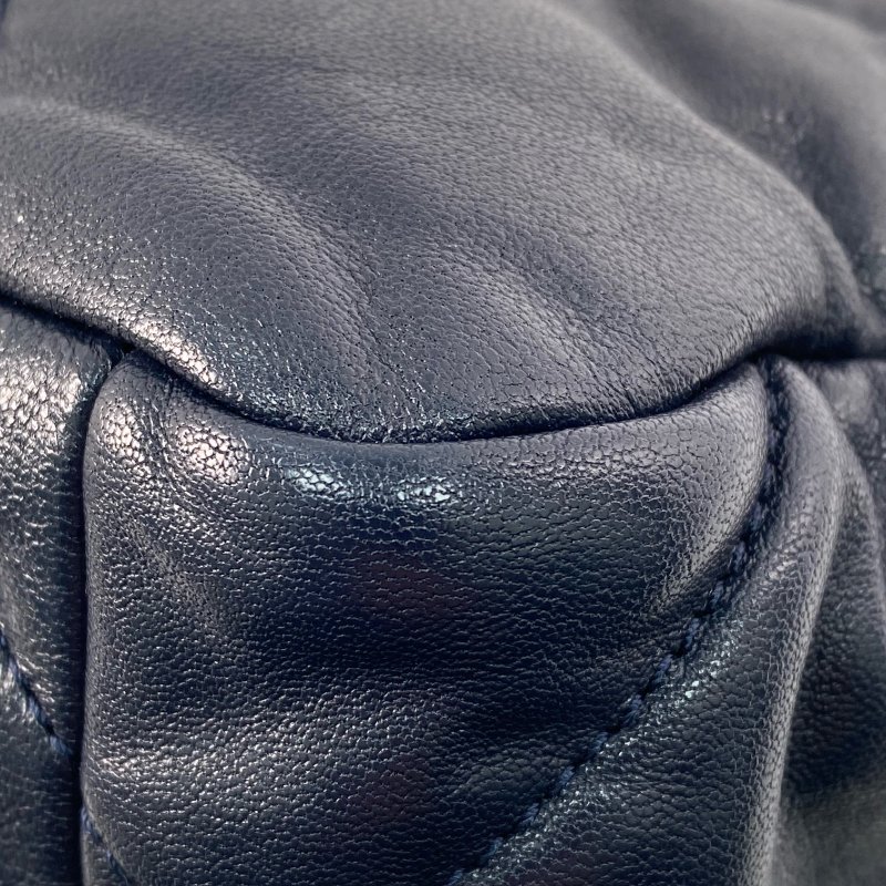 △ Chanel 香奈兒 19 Bag Navy Shiny Lambskin Silver And Gold Tone Metal, Ruthenium-Finish Metal Chain Shoulder Bag No.29 AS1160 深藍色亮面小羊皮銀色和金色金屬,鍍釕金屬鎖鏈肩背袋No.29 - 267002024-12