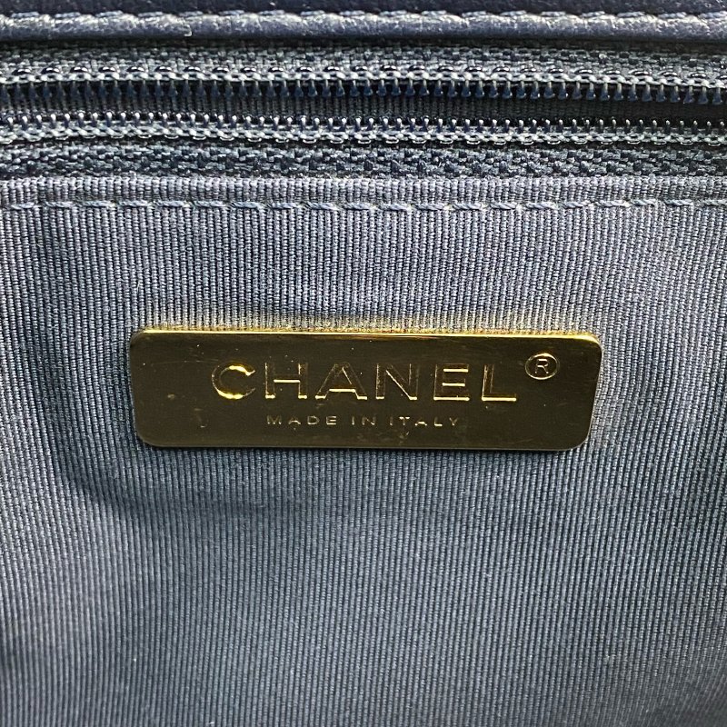 △ Chanel 香奈兒 19 Bag Navy Shiny Lambskin Silver And Gold Tone Metal, Ruthenium-Finish Metal Chain Shoulder Bag No.29 AS1160 深藍色亮面小羊皮銀色和金色金屬,鍍釕金屬鎖鏈肩背袋No.29 - 267002024-18